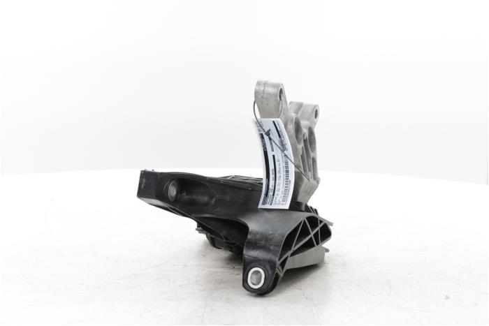 Engine mount from a Peugeot 408 1.2 12V Hybrid 136 2025