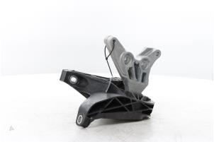 Engine mount from a Peugeot 408 1.2 12V Hybrid 136 2025