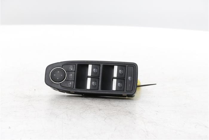 Usados Interruptor combinado de ventanillas Renault Symbioz (RJB) 1.6 E-Tech Full Hybrid 145 Precio € 199,65 IVA incluido ofrecido por Snuverink Autodemontage