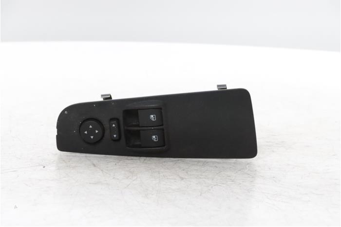 Używane Przelacznik combi okienny Fiat Grande Punto (199) 1.3 JTD Multijet 16V 85 Actual Cena € 60,00 Procedura marży oferowane przez Snuverink Autodemontage