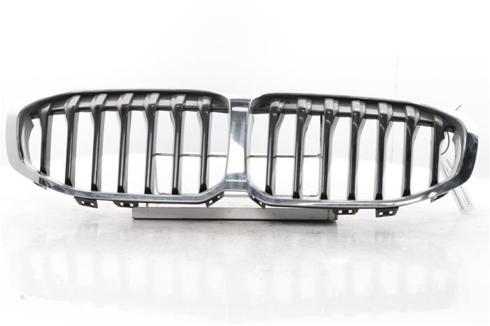 Begagnade Grill BMW 1 serie (F40) 118i 1.5 TwinPower 12V Pris € 65,00 Marginaltabell erbjuds av Snuverink Autodemontage