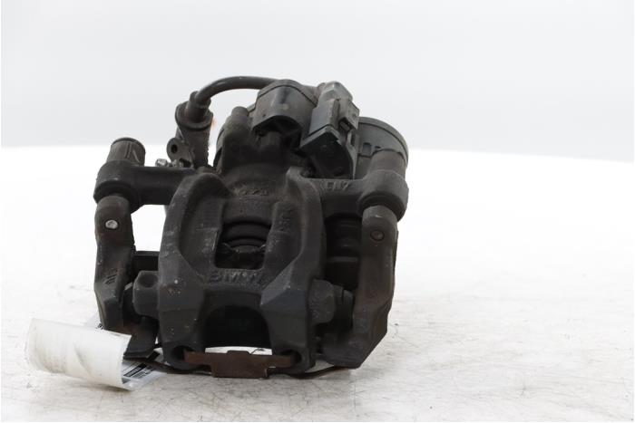 Gebrauchte Bremszange links hinten BMW 1 serie (F40) 118d 2.0 16V Preis € 45,00 Margenregelung angeboten von Snuverink Autodemontage