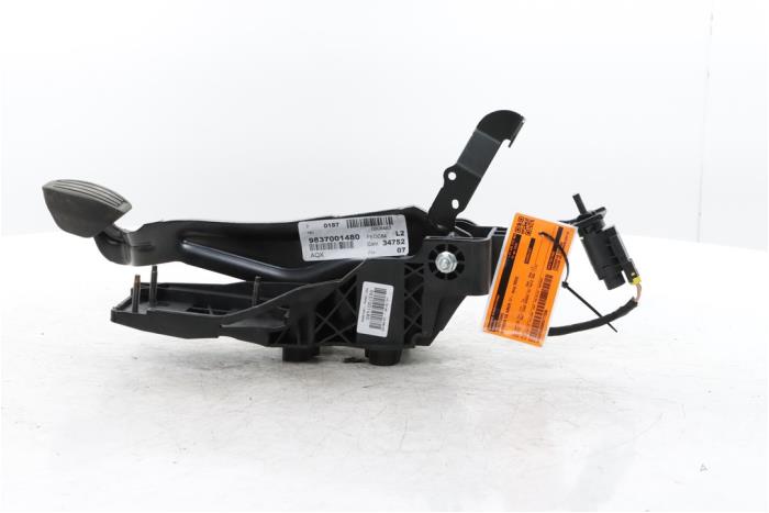 Używane Pedal hamulca Citroen C5 Aircross I (A4/AC/AJ/AR) 1.2 e-THP PureTech 130 Cena € 40,00 Procedura marży oferowane przez Snuverink Autodemontage