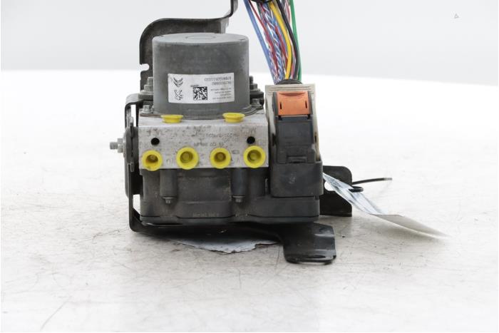 Usagé Bloc ABS Peugeot Partner (EA//EF/EN/EU) 1.6 BlueHDi 100 Prix € 169,40 Prix TTC proposé par Snuverink Autodemontage