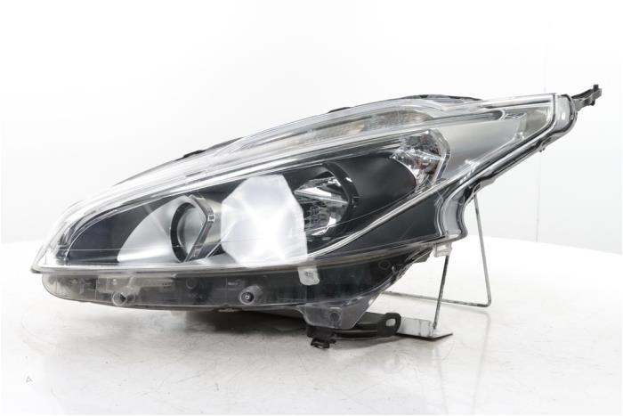 Używane Reflektor lewy Peugeot 208 I (CA/CC/CK/CL) 1.2 Vti 12V PureTech 82 Cena € 325,00 Procedura marży oferowane przez Snuverink Autodemontage