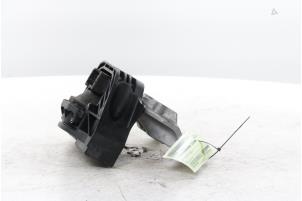 Engine mount from a Opel Corsa F (UB/UH/UP) 1.2 Turbo 12V 110 Hybrid 2026