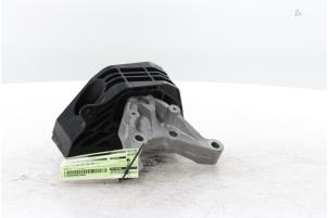 Engine mount from a Opel Corsa F (UB/UH/UP) 1.2 Turbo 12V 110 Hybrid 2026