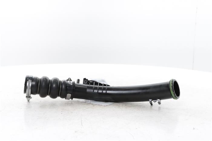 Gebrauchte Intercooler Schlauch Peugeot 2008 (UD/UK/UR/US/UX) 1.2 Hybrid 136 Preis auf Anfrage angeboten von Snuverink Autodemontage
