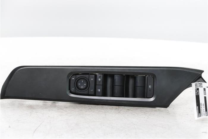 Usados Interruptor combinado de ventanillas Lexus UX 300h 2.0 16V Precio € 90,00 Norma de margen ofrecido por Snuverink Autodemontage