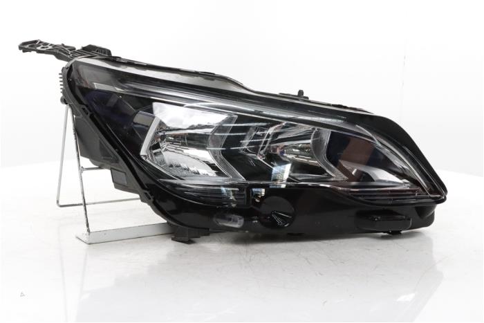 Używane Reflektor prawy Peugeot 3008 II (M4/MC/MJ/MR) 1.2 12V e-THP PureTech 130 Cena € 525,00 Procedura marży oferowane przez Snuverink Autodemontage