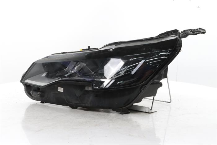 Używane Reflektor lewy Peugeot 3008 II (M4/MC/MJ/MR) 1.6 16V HYbrid 225 Cena € 477,95 Z VAT oferowane przez Snuverink Autodemontage
