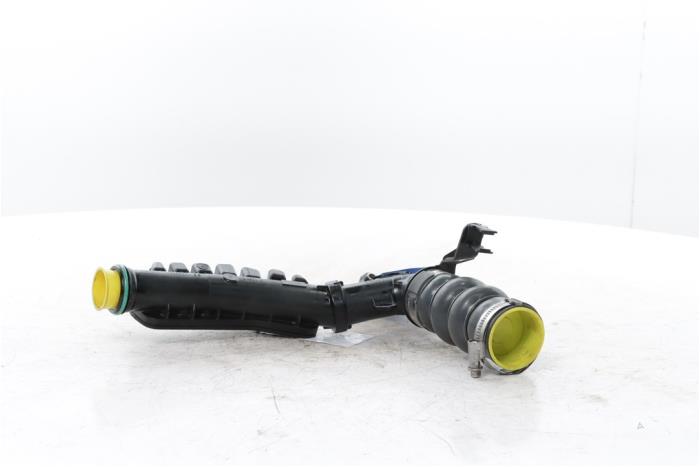 Gebrauchte Intercooler Schlauch Peugeot 2008 (UD/UK/UR/US/UX) 1.2 Hybrid 136 Preis auf Anfrage angeboten von Snuverink Autodemontage