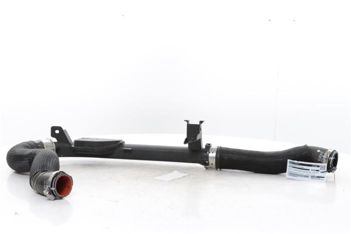 Gebrauchte Intercooler Schlauch Peugeot 308 SW (F4/FC/FN/FR) 1.6 16V HYbrid 180 e-EAT8 Preis € 48,40 Mit Mehrwertsteuer angeboten von Snuverink Autodemontage
