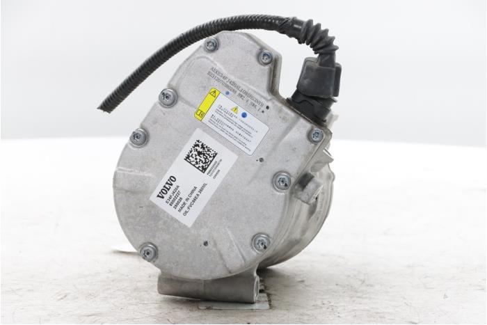 Usagé Pompe clim Volvo EX30 Twin Motor Performance 69 kWh Prix € 590,00 Règlement à la marge proposé par Snuverink Autodemontage