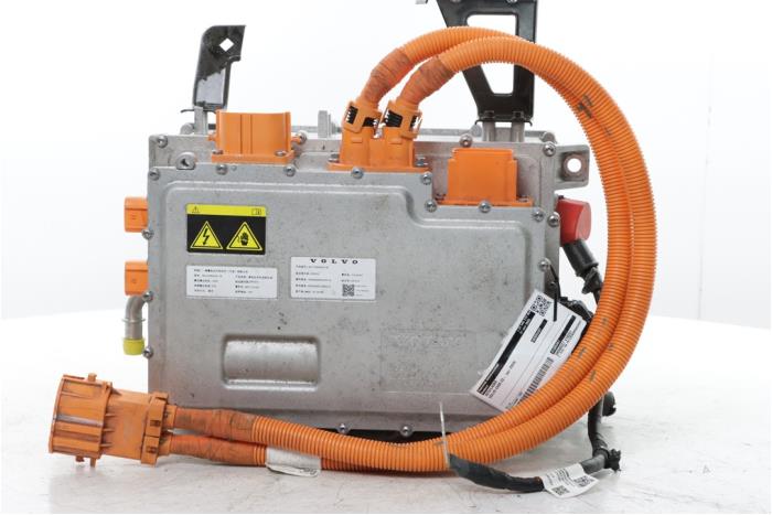 Używane Ladowarka pokladowa Volvo EX30 Twin Motor Performance 69 kWh Cena € 1.250,00 Procedura marży oferowane przez Snuverink Autodemontage