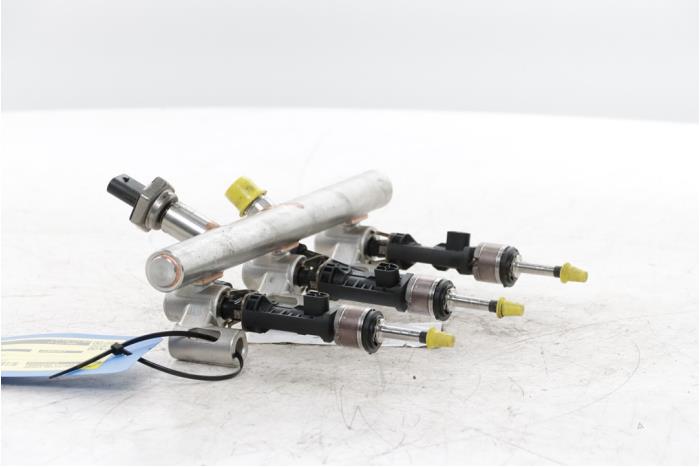 Système d'injection d'un Peugeot 408 1.2 12V Hybrid 136 2024