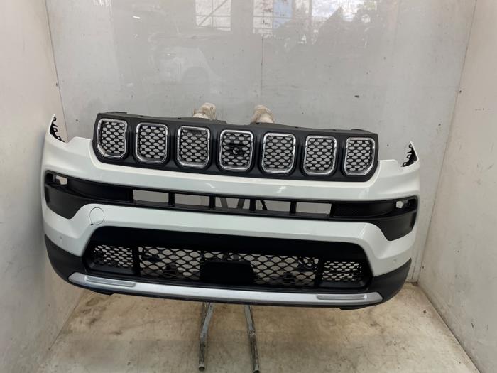 Usados Parachoques Jeep Compass II (MP) 1.3 T4 130 16V Precio € 885,00 Norma de margen ofrecido por Snuverink Autodemontage