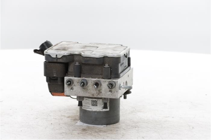 Begagnade ABS-pump Peugeot 208 II (UB/UH/UP) e-208 50 kWh Pris € 240,00 Marginaltabell erbjuds av Snuverink Autodemontage