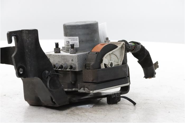 Begagnade ABS-pump Peugeot 208 II (UB/UH/UP) e-208 50 kWh Pris € 240,00 Marginaltabell erbjuds av Snuverink Autodemontage