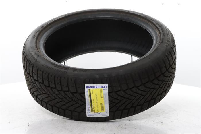 Używane Opona zimowa Renault Clio V (RJAB) 1.0 TCe 90 12V Cena € 24,98 Procedura marży oferowane przez Snuverink Autodemontage
