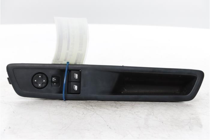 Usados Interruptor combinado de ventanillas Opel Vivaro 2.0 Diesel 145 Precio € 35,70 IVA incluido ofrecido por Snuverink Autodemontage