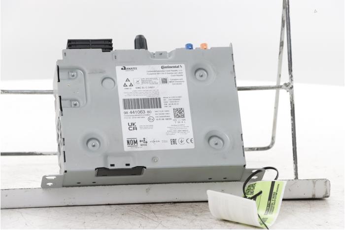 Używane Radio Opel Vivaro 2.0 Diesel 145 Cena € 272,25 Z VAT oferowane przez Snuverink Autodemontage