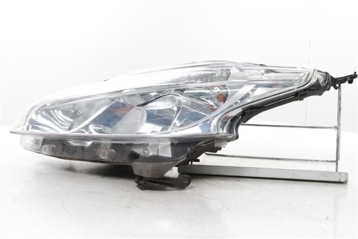 Używane Reflektor lewy Peugeot 208 I (CA/CC/CK/CL) 1.2 Vti 12V PureTech 82 Cena € 125,00 Procedura marży oferowane przez Snuverink Autodemontage