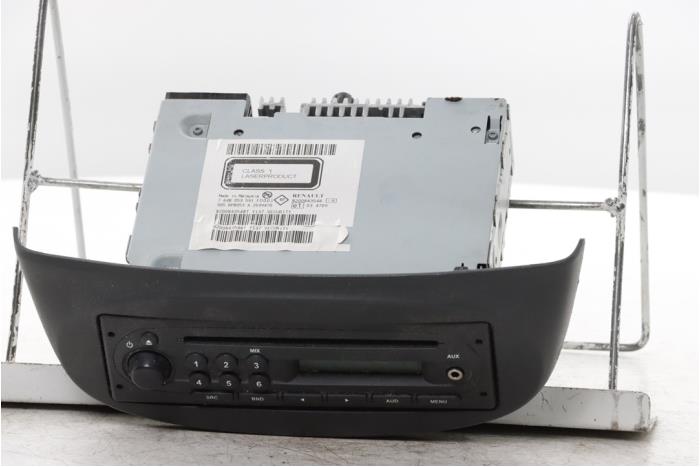 Używane Radio Renault Twingo II (CN) 1.2 16V Cena € 75,00 Procedura marży oferowane przez Snuverink Autodemontage