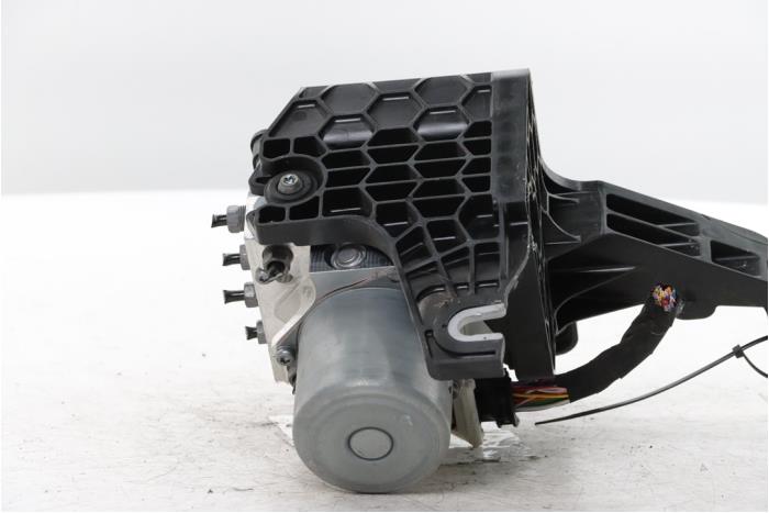 ABS-pump från en Opel Vivaro 2.0 Diesel 145 2024