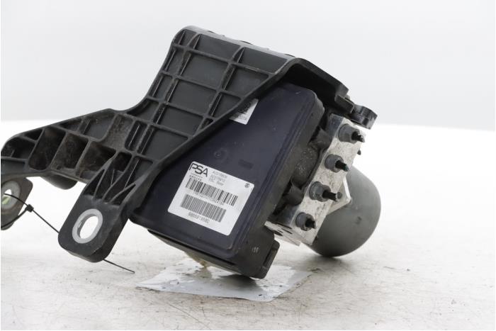 ABS-pump från en Opel Vivaro 2.0 Diesel 145 2024