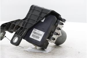 ABS-pump från en Opel Vivaro 2.0 Diesel 145 2024