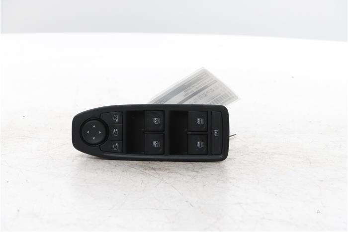 Usados Interruptor combinado de ventanillas Dacia Duster (DJF) 1.2 TCE 130 12V Mild Hybrid 4x2 Precio € 90,00 Norma de margen ofrecido por Snuverink Autodemontage