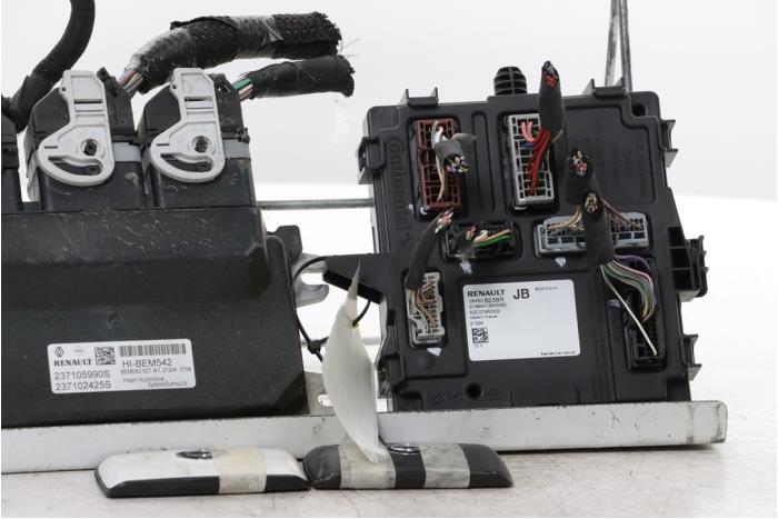 Used Engine management computer Renault Captur II (RJB) 1.6 E-Tech Plug-in Hybrid 160 Price € 350,00 Margin scheme offered by Snuverink Autodemontage