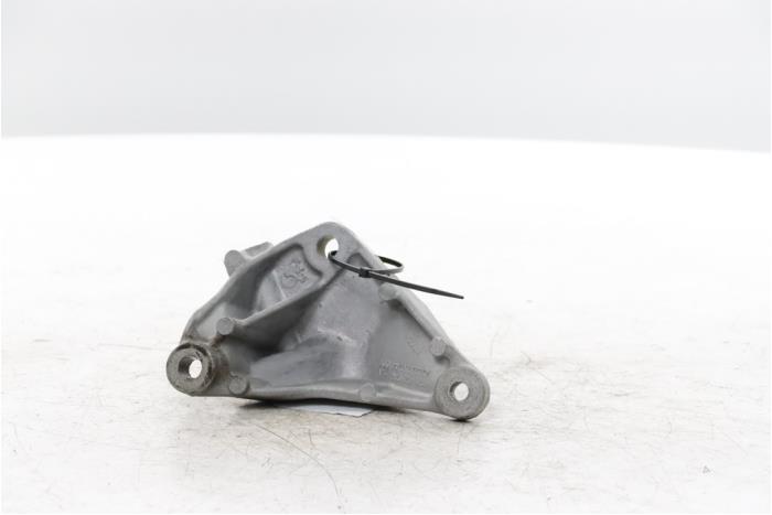 Usagé Support dynamo haut Renault Kangoo Express (RFK) 1.3 TCE 100 16V Prix € 42,35 Prix TTC proposé par Snuverink Autodemontage