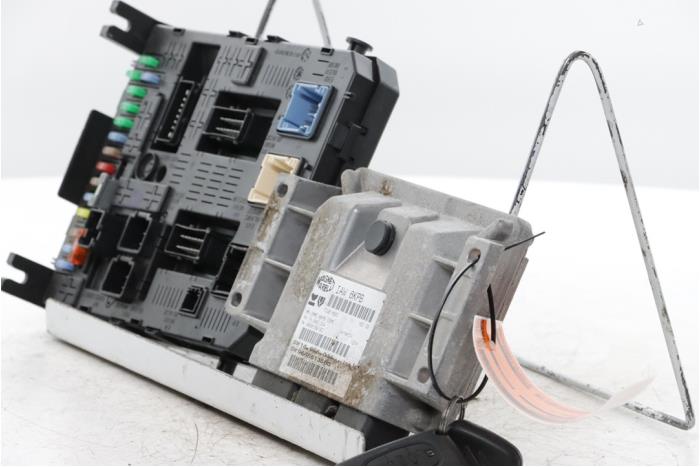 Engine management computer from a Citroën C5 III Tourer (RW) 1.8 16V 2008