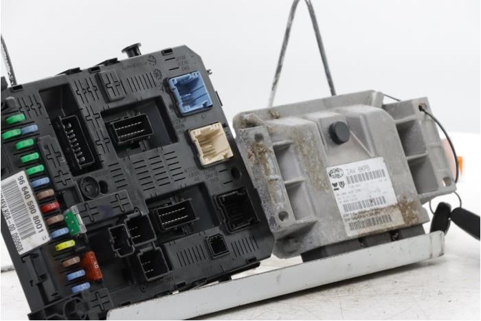 Engine management computer from a Citroën C5 III Tourer (RW) 1.8 16V 2008