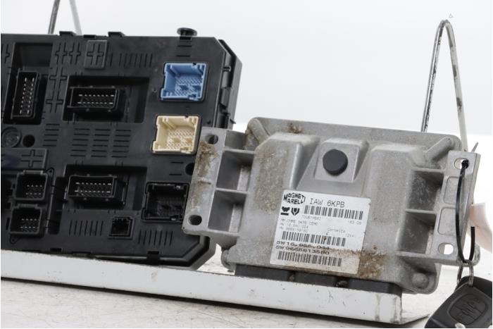 Engine management computer from a Citroën C5 III Tourer (RW) 1.8 16V 2008