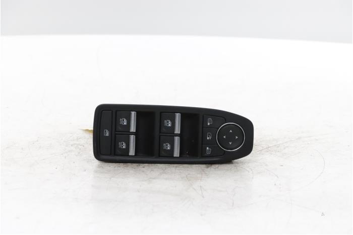 Usados Interruptor combinado de ventanillas Renault Captur II (RJB) 1.3 Mild Hybrid 140, TCe 140 16V Precio € 90,00 Norma de margen ofrecido por Snuverink Autodemontage