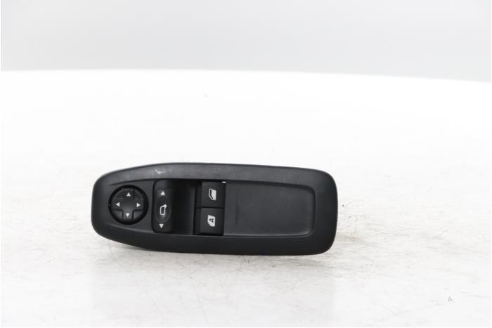 Usados Interruptor combinado de ventanillas Peugeot 208 I (CA/CC/CK/CL) 1.2 Vti 12V PureTech 82 Precio € 45,00 Norma de margen ofrecido por Snuverink Autodemontage
