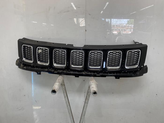 Usagé Calandre Jeep Compass II (MP) 1.3 T4 150 16V Prix sur demande proposé par Snuverink Autodemontage