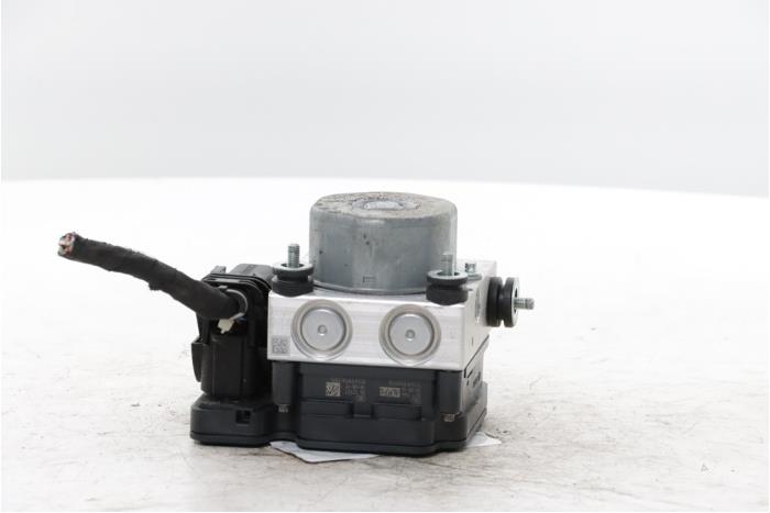 Used ABS pump Renault Zoé (AG) R110 Price € 85,00 Margin scheme offered by Snuverink Autodemontage