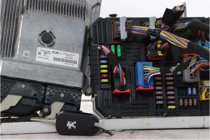 Used Engine management computer Peugeot 3008 II (M4/MC/MJ/MR) 1.2 12V e-THP PureTech 130 Price € 450,00 Margin scheme offered by Snuverink Autodemontage