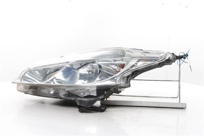 Używane Reflektor lewy Peugeot 208 I (CA/CC/CK/CL) 1.2 Vti 12V PureTech 82 Cena € 125,00 Procedura marży oferowane przez Snuverink Autodemontage