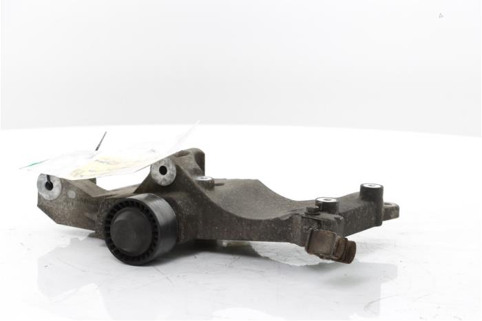 Usagé Support dynamo haut Renault Twingo II (CN) 1.2 16V GT TCE Prix sur demande proposé par Snuverink Autodemontage