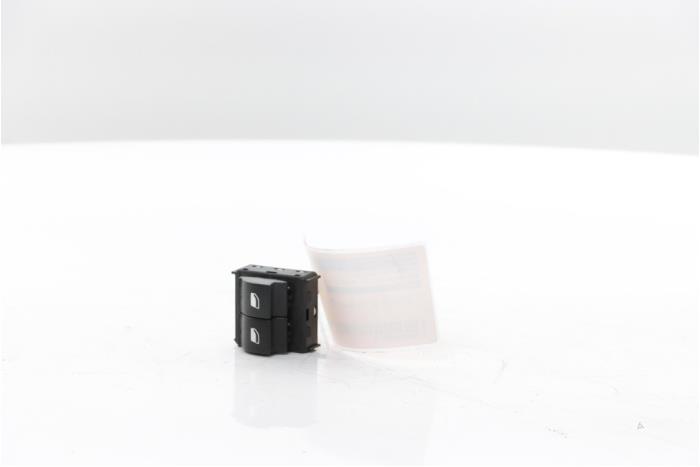 Usados Interruptor combinado de ventanillas Citroen C4 Cactus (0B/0P) 1.2 PureTech 110 12V Precio € 90,00 Norma de margen ofrecido por Snuverink Autodemontage