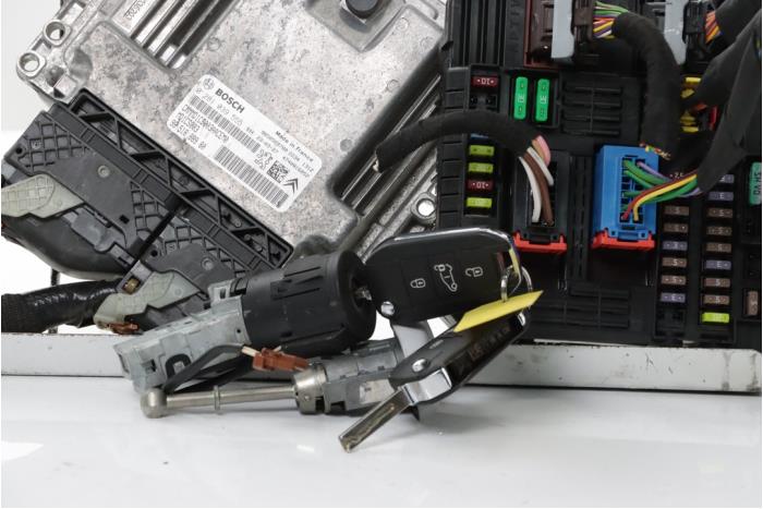 Used Engine management computer Opel Combo Cargo 1.5 CDTI 100 Price € 350,00 Margin scheme offered by Snuverink Autodemontage