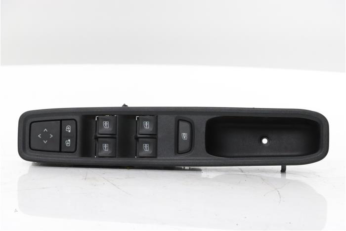 Usados Interruptor combinado de ventanillas Dacia Jogger 1.6 Hybrid 140 16V Precio € 90,00 Norma de margen ofrecido por Snuverink Autodemontage