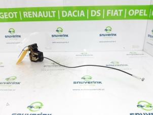 Używane Mechanizm blokady drzwi prawych tylnych wersja 4-drzwiowa Renault Scénic I (JA) 1.6 16V Cena € 25,00 Procedura marży oferowane przez Snuverink Autodemontage