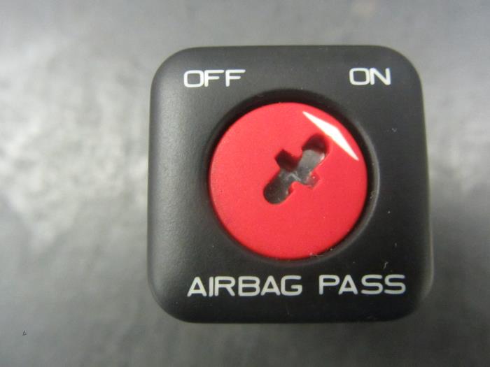 Interruptor de airbag de un Citroën Xsara Picasso (CH) 1.8 16V 2004