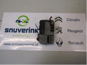 Gebrauchte Türschlossmechanik 4-türig links vorne Peugeot 206 (2A/C/H/J/S) 1.4 XR,XS,XT,Gentry Preis € 25,00 Margenregelung angeboten von Snuverink Autodemontage